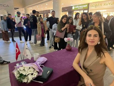 Rewşan, Mardian Mall&rsquo;da plak imza g&uuml;n&uuml;nde hayranlarıyla buluştu