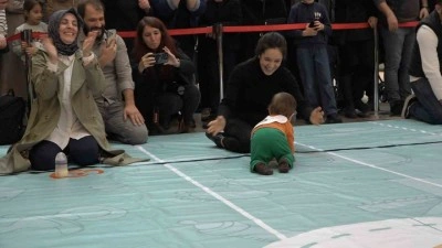 Rize&rsquo;de emekleme yarışında bebeklerden &ccedil;ok aileler yarıştı