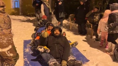 Rizeliler kardan kapanan yolda naylonlarla kayarak karın keyfini çıkardı