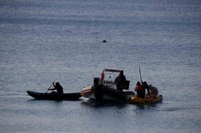 Rüzgara yenik düşerek botla açığa sürüklenen 3 kişiyi deniz polisi kurtardı