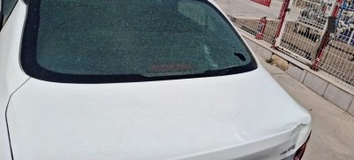 Fırtınanın uçurduğu sac otomobilin camını kırdı