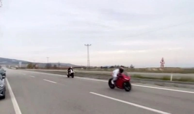 Saatte 200 kilometre hızı ge&ccedil;en motosikletlerin caddede yaptığı yarış korkuttu