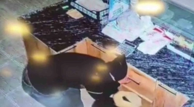 Sadaka kutusu ve nakit para &ccedil;alan şahıslar kameraya yakalandı