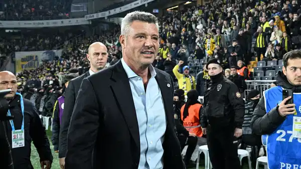 Sadettin Saran&rsquo;dan Kupa T&ouml;reninde Dikkat &Ccedil;eken Jest