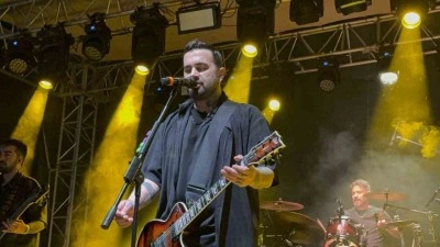 Sağanak yağış gençlerin eğlencesini bozamadı