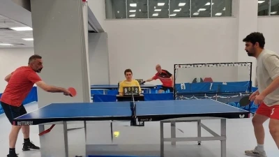 Sağlık &ccedil;alışanları masa tenisi turnuvasında buluştu