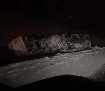 Sakaltutan’da tır devrildi: 1 yaralı