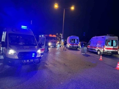 Sakarya’da duble yolda iki otomobil çarpıştı: 1’i ağır 7 yaralı