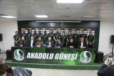 Sakaryaspor&rsquo;da transferin son g&uuml;n&uuml;nde 13 imza birden atıldı
