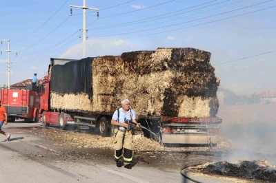 Saman balyası y&uuml;kl&uuml; tırda yangın