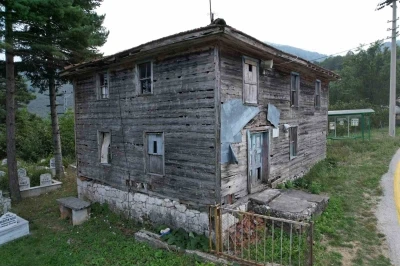 Saman ve toprak sıvalı, el boyaması 78 yıllık ahşap cami zamana yenik d&uuml;ş&uuml;yor