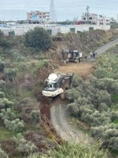 Samandağ&rsquo;da beton mikseri yol kenarına devrildi