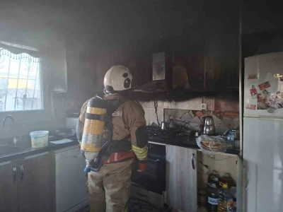 Evin mutfağında &ccedil;ıkan yangın korkuttu