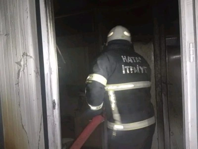 Samandağ&rsquo;da yanan konteyner kullanılamaz hale geldi