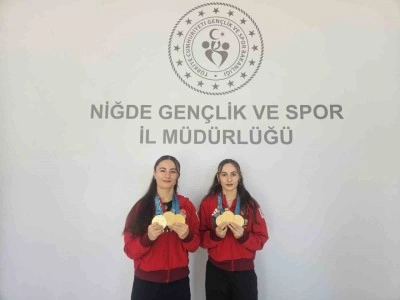 Şampiyon kardeşler Niğde&rsquo;ye madalyalarla d&ouml;nd&uuml;