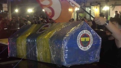 Şampiyonluk kutlamalarında Fenerbahçe tabutu taşındı
