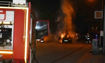 Samsun&rsquo;da park halindeki otomobil yanarak kullanılamaz hale geldi