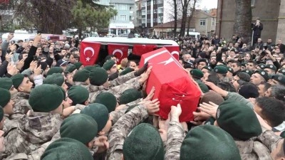 Samsunlu şehit polis, g&ouml;rev arkadaşlarının omzunda dualarla uğurlandı