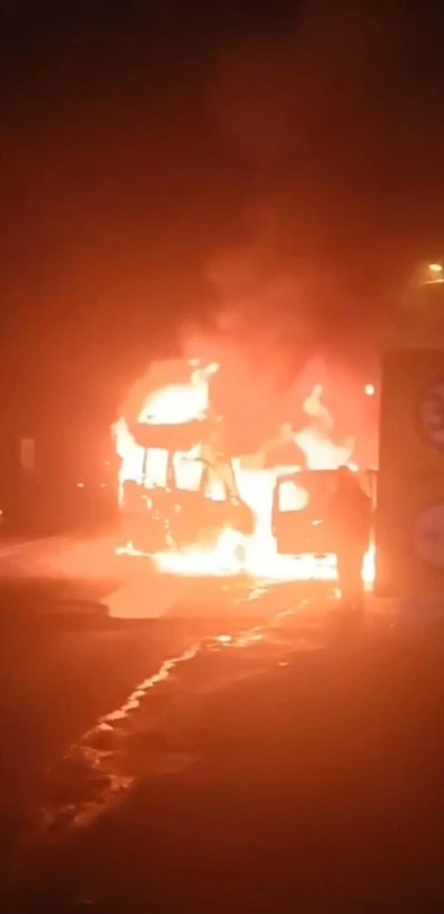 Şanlıurfa Birecik&rsquo;te Korkutan Kaza: İş&ccedil;i Servisi Alev Aldı, 2 Yaralı