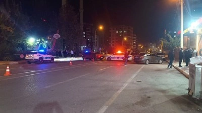 Şanlıurfa&rsquo;da cadde ortasında silahlı kavga kamerada: 2 ağır yaralı