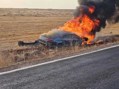 Şanlıurfa’da devrilen araç alev alev yandı