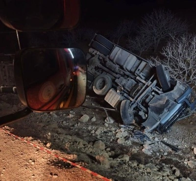 Şanlıurfa&rsquo;da devrilen tırın s&uuml;r&uuml;c&uuml;s&uuml; hayatını kaybetti