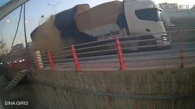 Şanlıurfa&rsquo;da Kıl Payı Felaketten Kurtulan Yaya