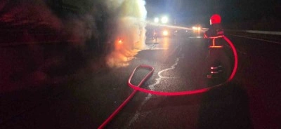 Şanlıurfa&rsquo;da sal&ccedil;a y&uuml;kl&uuml; tır alev alev yandı