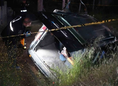 Şarampole devrilen ara&ccedil; hurdaya d&ouml;nd&uuml;: 1 &ouml;l&uuml;, 3 yaralı
