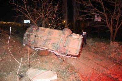 Şarampole devrilen otomobil ağaca çarparak durabildi: 3 yaralı