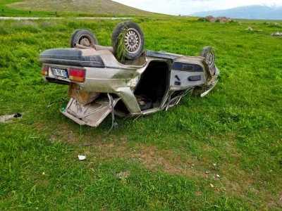 Şarampole devrilen otomobilde 1 kişi &ouml;ld&uuml;, 4 kişi yaralandı