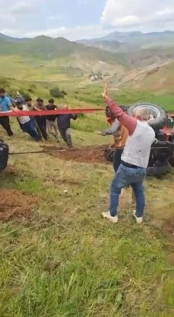 Devrilen trakt&ouml;r i&ccedil;in k&ouml;yl&uuml;ler seferber oldu
