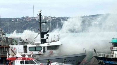 Sarıyer’de balıkçı teknesinde yangın: 2 kişi dumandan etkilendi