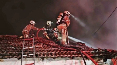 Sarıyer’de hurda deposundan çıkan yangın gecekondulara sıçradı