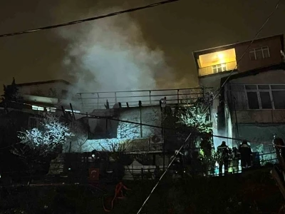 Sarıyer&rsquo;de iki gecekondu alev alev yandı: 6 yaralı