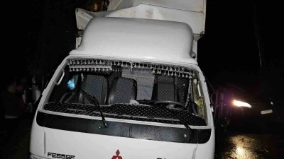 Sarıyer&rsquo;de seyir halindeki kamyonet yol kenarındaki ağaca &ccedil;arptı
