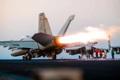 Savaş uçağı okyanusa düştü!