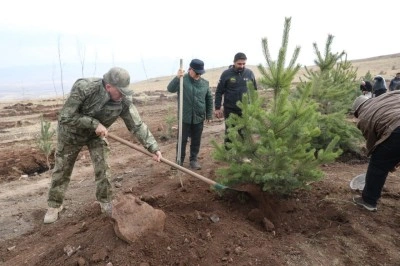 Şehit arkadaşlarının hatırasına 2 bin 400 rakımlı tepeye ağa&ccedil; diktiler