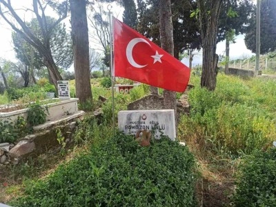Şehit mezarı başında rengi solan bayrak yenisi ile değiştirildi