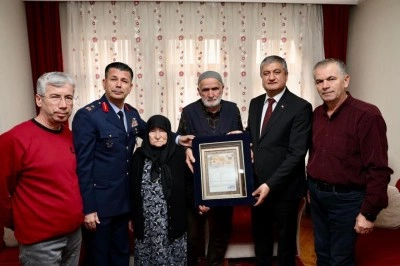 Şehit &Ouml;zcan&rsquo;ın ailesine şehadet belgesi teslim edildi