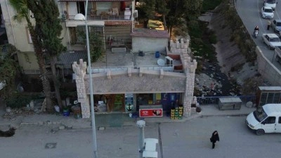 Şehrin tarihi kültürünü yansıtmak için iş yerini kale gibi yaptı