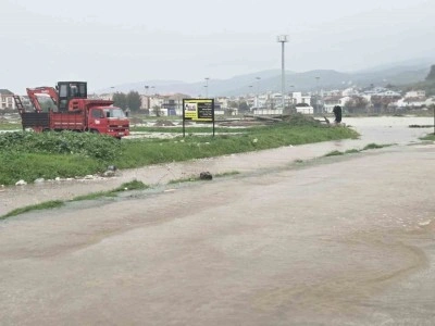 Selden etkilenen Dikili ve Fo&ccedil;a&rsquo;da su tahliye &ccedil;alışmaları s&uuml;r&uuml;yor