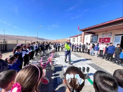 Selim’de Jandarmadan Öğrencilere Uygulamalı Trafik Eğitimi: