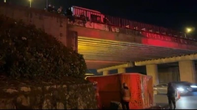 Sevgilisiyle tartıştı, köprüye çıktı