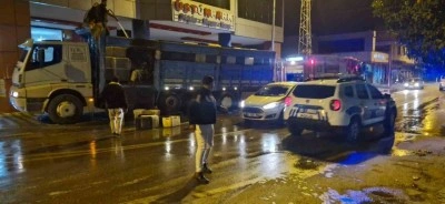 Seyir halindeki kamyonun kasası alev aldı