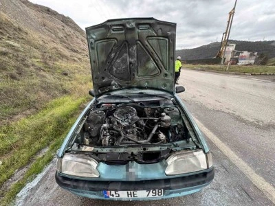 Seyir halindeki otomobilde &ccedil;ıkan yangın s&ouml;nd&uuml;r&uuml;ld&uuml;