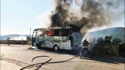 Seyir halindeki servis midib&uuml;s&uuml; alev alev yandı