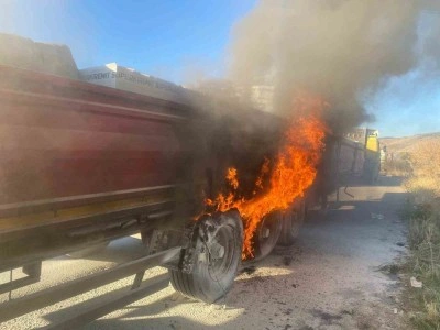 Seyir halindeki tırda &ccedil;ıkan yangın korkuttu