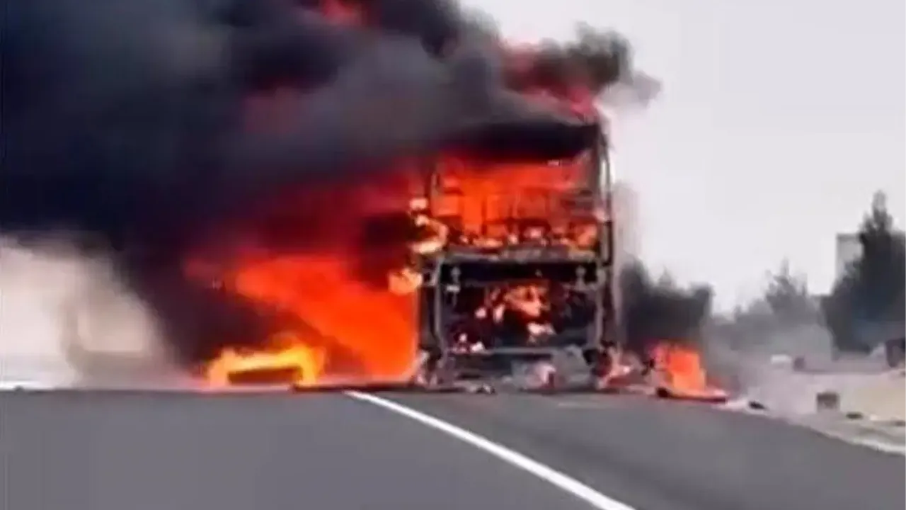 Seyir halindeki yolcu otob&uuml;s&uuml; alev alev yandı