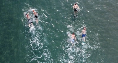 Sibirya soğukları onları etkilemedi, kış günü deniz keyfi